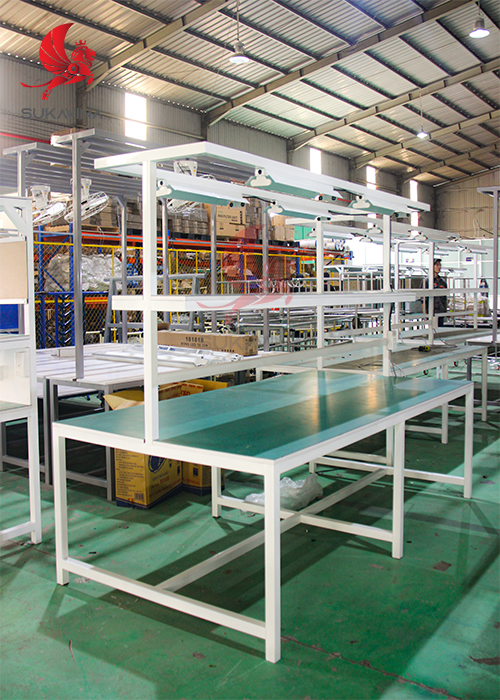 Bàn khung thép được thiết kế với 2 mặt đối xứng tạo thuận lợi cho công nhân làm việc